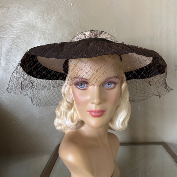 CHARISMATIC 1940s' NATURAL STRAW WIDE BRIM TILT HAT + VEIL + GROSGRAIN TRIM - Picture 8 of 11